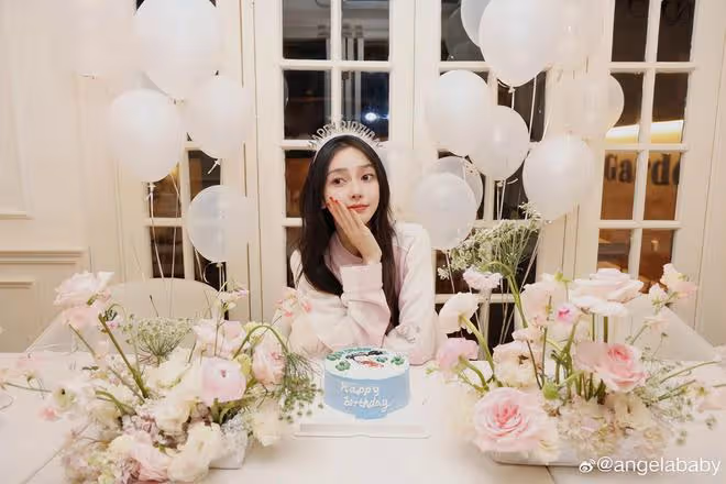 楊穎曬35歲生日照,與父母兒子罕見同框,小海綿露正臉像爸又像媽