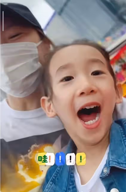 應采兒帶小兒子坐過山車,hoho演繹可愛「變臉」,高馬尾超搶鏡
