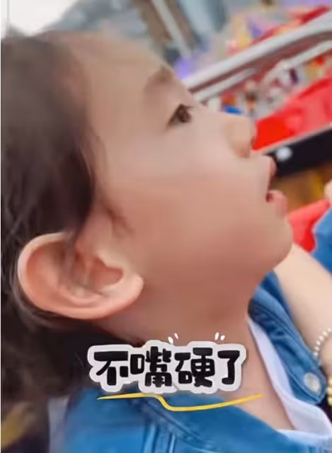 應采兒帶小兒子坐過山車,hoho演繹可愛「變臉」,高馬尾超搶鏡