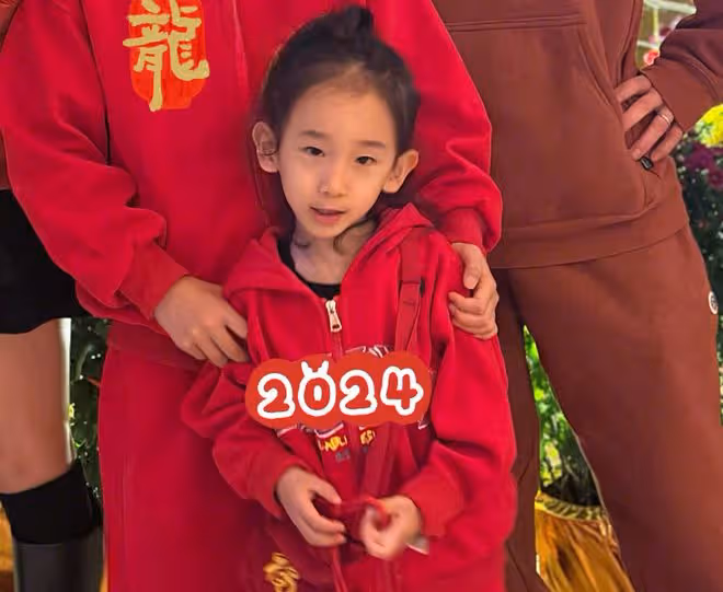 應采兒帶小兒子坐過山車,hoho演繹可愛「變臉」,高馬尾超搶鏡
