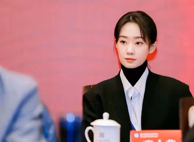 這一次,37歲的張小斐展現了她在內娛的「江湖地位」