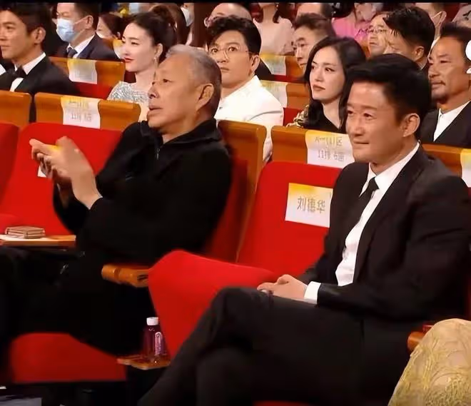 這一次,37歲的張小斐展現了她在內娛的「江湖地位」