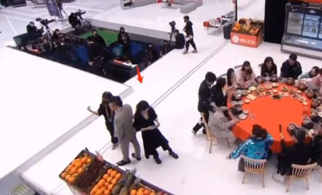 這一次,37歲的張小斐展現了她在內娛的「江湖地位」