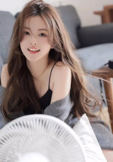 魅惑黑色弔帶!沙發美女嫵媚靠坐,雙肩雪白身材豐滿,你能不心動嗎?