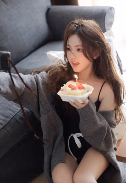 魅惑黑色弔帶!沙發美女嫵媚靠坐,雙肩雪白身材豐滿,你能不心動嗎?
