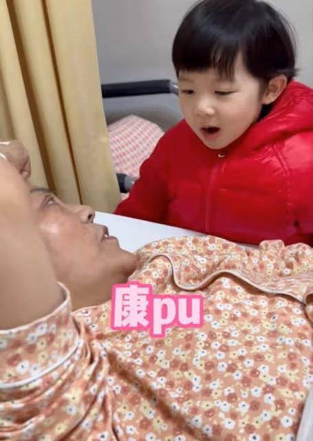 4歲天賜放學探望媽媽,田新菊病因曝光,兩度拒絕女兒親吻引熱議
