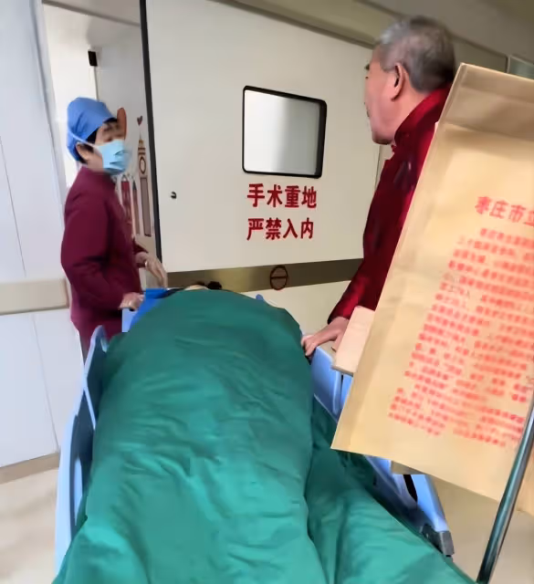 4歲天賜放學探望媽媽,田新菊病因曝光,兩度拒絕女兒親吻引熱議
