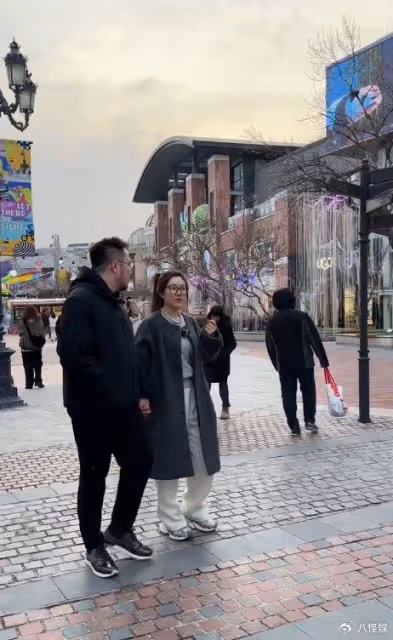 宋丹丹兒子兒媳被偶遇,博谷生倆娃依舊漂亮,看不出比巴圖大7歲