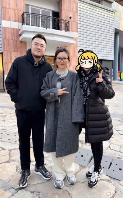 宋丹丹兒子兒媳被偶遇,博谷生倆娃依舊漂亮,看不出比巴圖大7歲