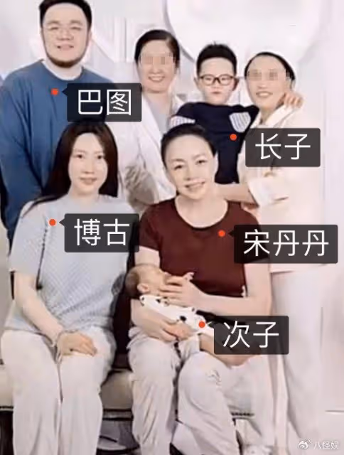 宋丹丹兒子兒媳被偶遇,博谷生倆娃依舊漂亮,看不出比巴圖大7歲