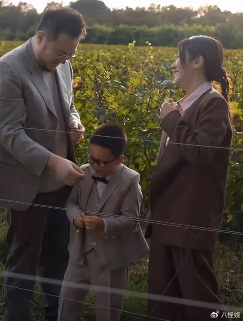 宋丹丹兒子兒媳被偶遇，博谷生倆娃依舊漂亮，看不出比巴圖大7歲