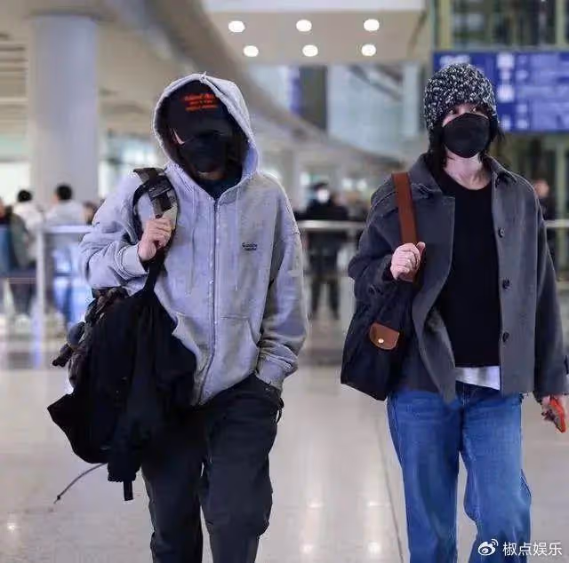 王菲謝霆鋒一年一度秀恩愛，李亞鵬間歇性直播哭窮，好慘烈的對比！