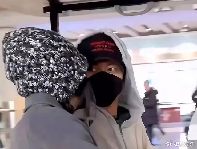 王菲謝霆鋒一年一度秀恩愛，李亞鵬間歇性直播哭窮，好慘烈的對比！