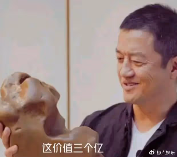 王菲謝霆鋒一年一度秀恩愛，李亞鵬間歇性直播哭窮，好慘烈的對比！
