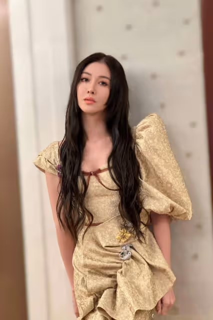知名港星李彩樺新作因妝容被批，被指老了十多歲，曾因膠面引爭議