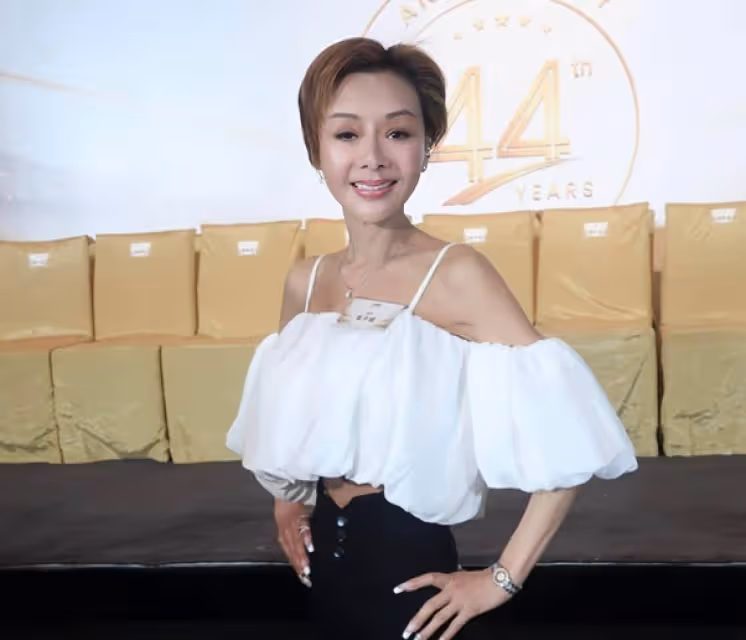 葉子楣逛街買性感服裝不服老,臉上皺紋明顯,身材依舊前凸後翹