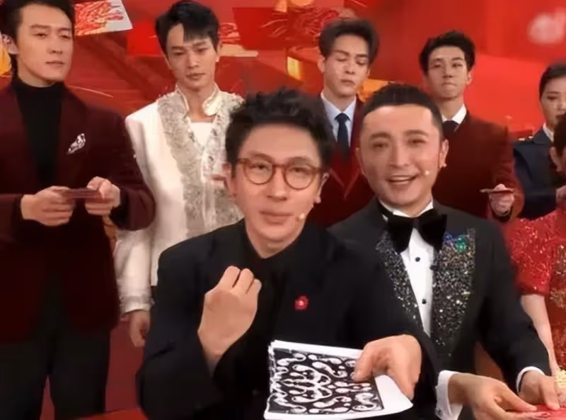 尼格買提回到新疆過年，家裡富麗堂皇的，妹妹比迪麗熱巴還漂亮！