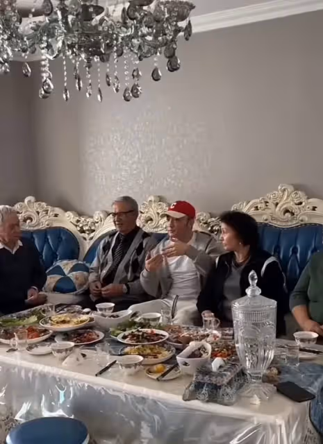 尼格買提回到新疆過年，家裡富麗堂皇的，妹妹比迪麗熱巴還漂亮！