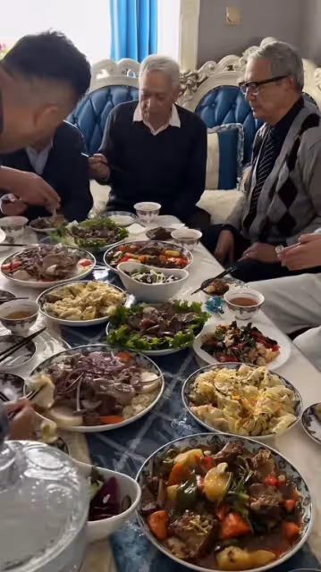 尼格買提回到新疆過年，家裡富麗堂皇的，妹妹比迪麗熱巴還漂亮！