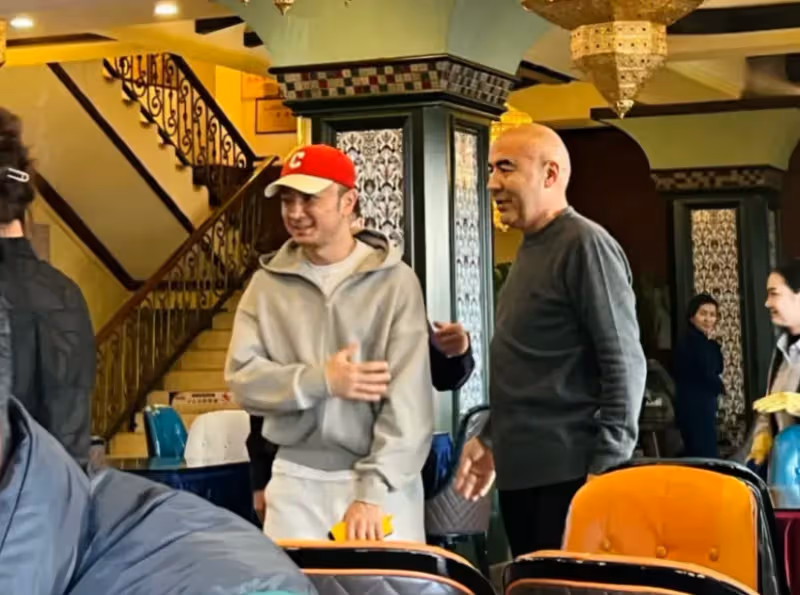 尼格買提回到新疆過年，家裡富麗堂皇的，妹妹比迪麗熱巴還漂亮！
