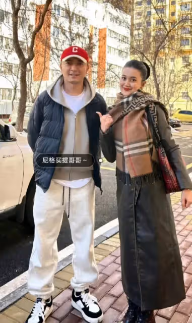 尼格買提回到新疆過年，家裡富麗堂皇的，妹妹比迪麗熱巴還漂亮！
