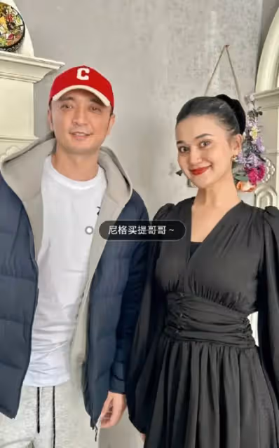 尼格買提回到新疆過年,家裡富麗堂皇的,妹妹比迪麗熱巴還漂亮!