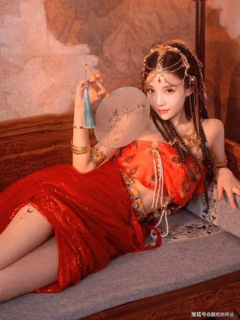 20歲極品尤物少女藝術照穿搭:紅裙金飾映佳人 時尚韻律與獨特魅力