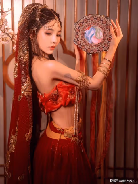 20歲極品尤物少女藝術照穿搭:紅裙金飾映佳人 時尚韻律與獨特魅力