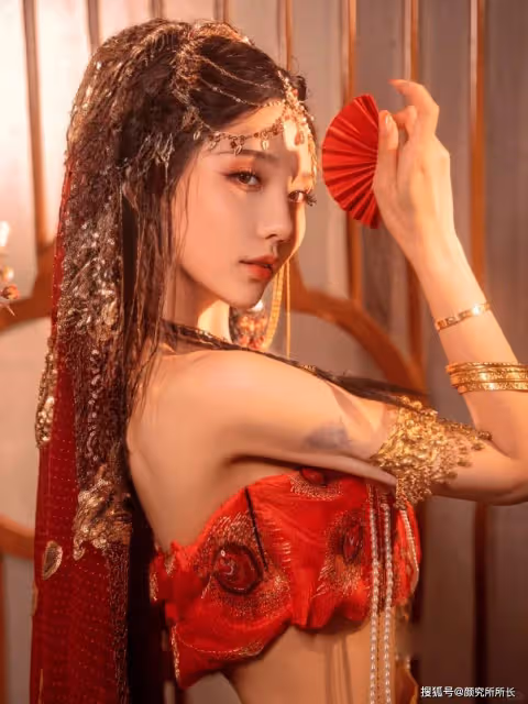 20歲極品尤物少女藝術照穿搭:紅裙金飾映佳人 時尚韻律與獨特魅力