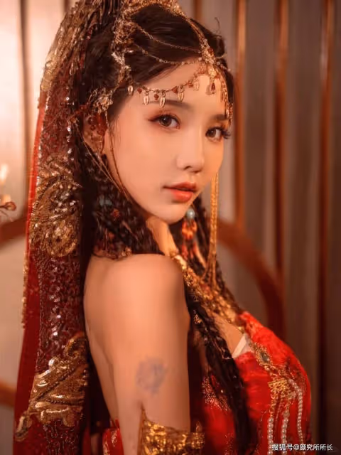20歲極品尤物少女藝術照穿搭:紅裙金飾映佳人 時尚韻律與獨特魅力