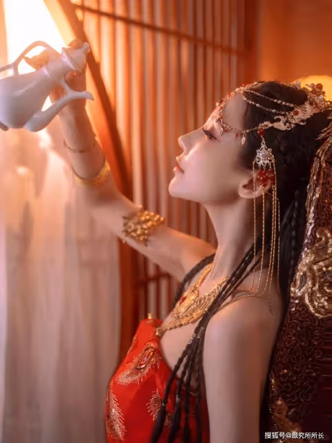 20歲極品尤物少女藝術照穿搭:紅裙金飾映佳人 時尚韻律與獨特魅力