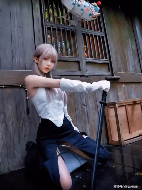 黑白搭配,個性綻放:粉色發系少女的時尚穿搭藝術