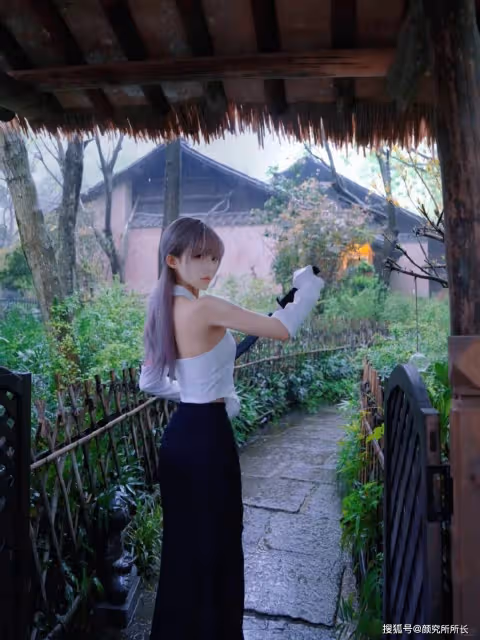 黑白搭配,個性綻放:粉色發系少女的時尚穿搭藝術