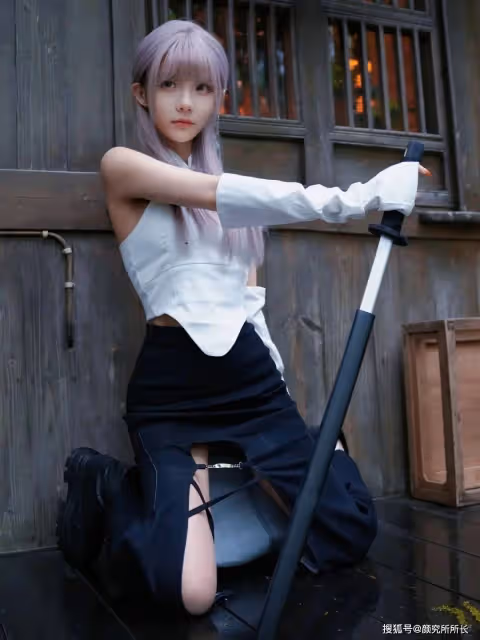 黑白搭配,個性綻放:粉色發系少女的時尚穿搭藝術
