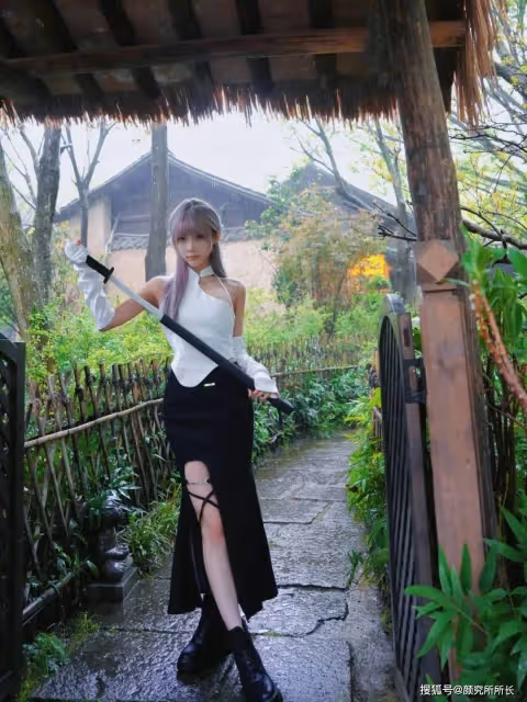 黑白搭配,個性綻放:粉色發系少女的時尚穿搭藝術