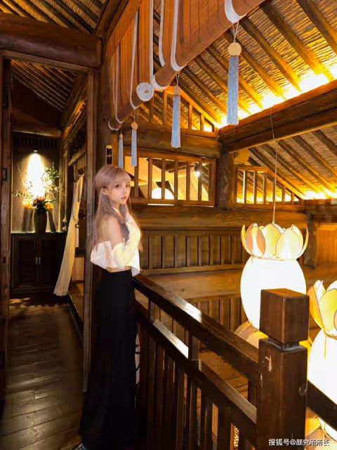 黑白搭配,個性綻放:粉色發系少女的時尚穿搭藝術