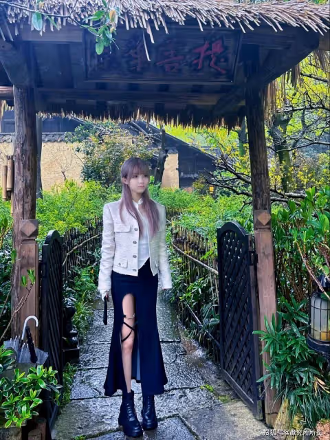 黑白搭配,個性綻放:粉色發系少女的時尚穿搭藝術