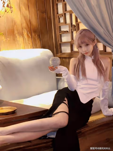 黑白搭配,個性綻放:粉色發系少女的時尚穿搭藝術