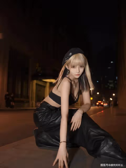 19歲極品尤物少女的時尚穿搭：猶如黑夜中的金光璀璨