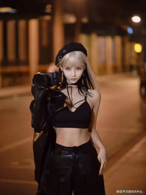19歲極品尤物少女的時尚穿搭：猶如黑夜中的金光璀璨