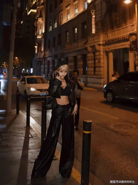 19歲極品尤物少女的時尚穿搭：猶如黑夜中的金光璀璨