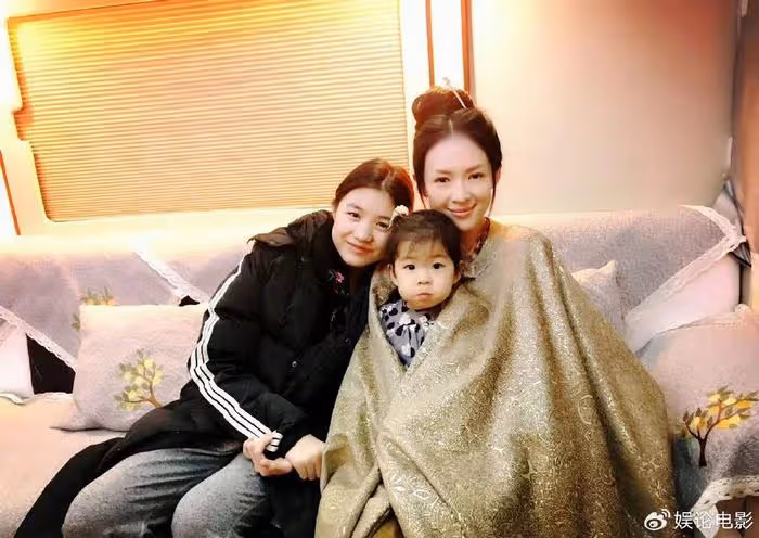 汪峰大女兒熙熙曬留學照,年已滿18歲,越來越美