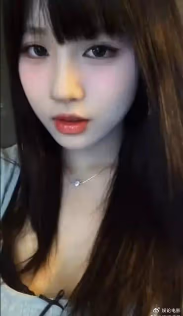 汪峰大女兒熙熙曬留學照，年已滿18歲，越來越美