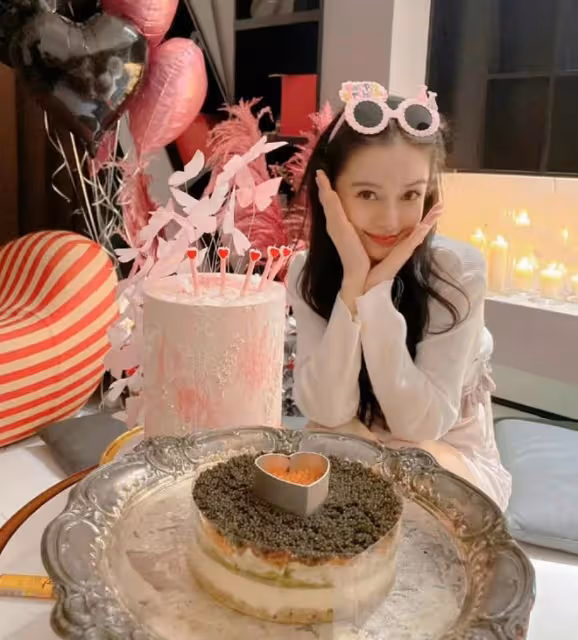 楊穎和家人低調慶生，圈內無一人送祝福，好友舉止看盡人情冷暖！