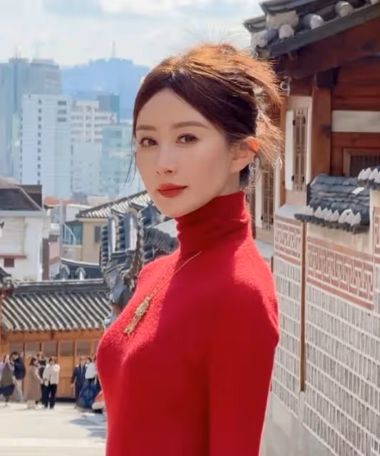 舒暢韓國街頭驚艷亮相，網友直呼：童年女神風采依舊！