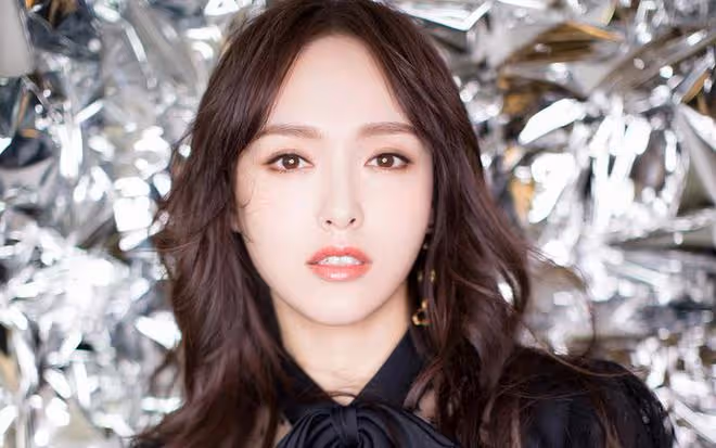 唐嫣時裝周生圖驚艷亮相，網友直呼：九頭身美女閃耀巴黎！