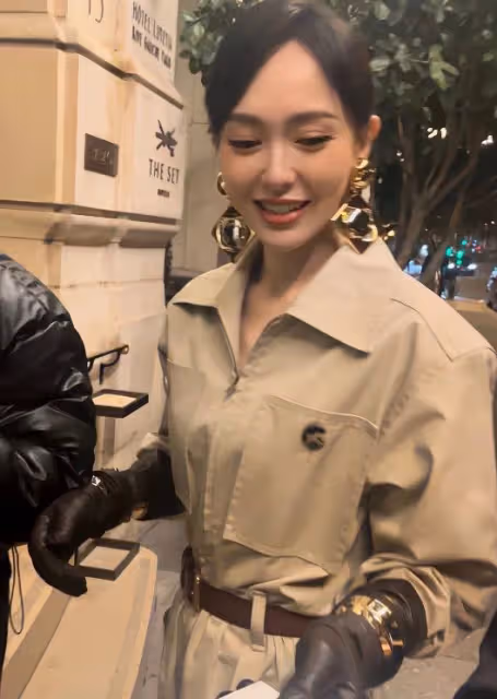 唐嫣時裝周生圖驚艷亮相，網友直呼：九頭身美女閃耀巴黎！