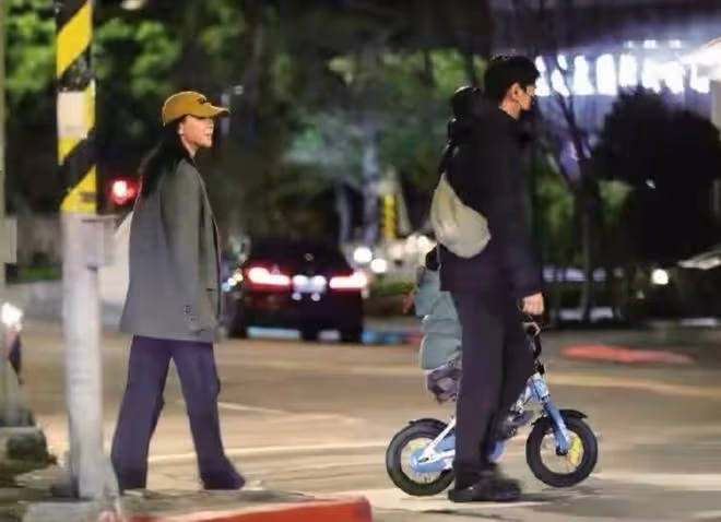 高圓圓趙又廷夫婦台北過年，街頭帶娃騎車，網友：真實又溫馨！