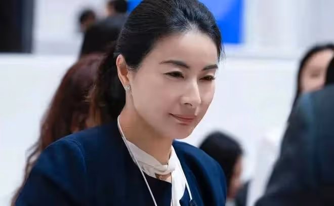 郭晶晶米蘭街頭原地騰空一字馬，網友盛讚：奧運冠軍風采依舊！