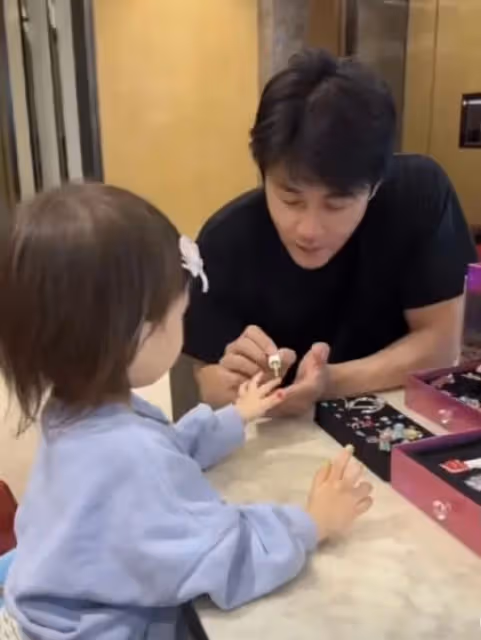 杜淳成女兒奴！在家給愛女塗指甲油戴耳環，網友直呼太寵了